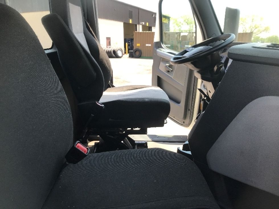 Day Cab Tractor-Heavy Duty Tractors-Freightliner-2019-T12642ST-Manassas-VA-285,136\n\t\tmiles-$ 40,500 - Image 14