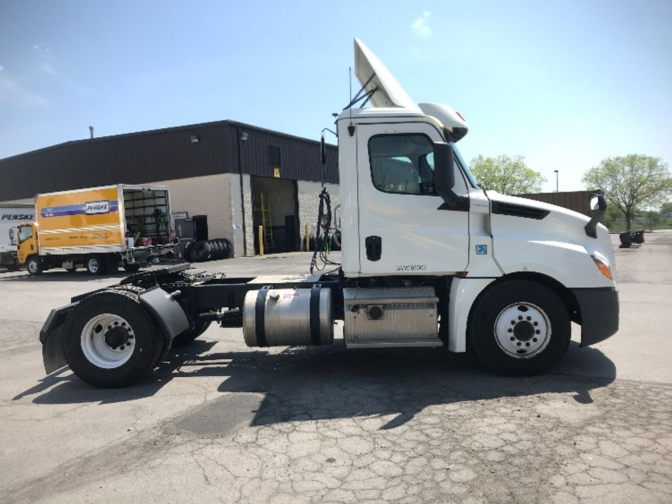 Day Cab Tractor-Heavy Duty Tractors-Freightliner-2019-T12642ST-Manassas-VA-285,136\n\t\tmiles-$ 40,500 - Image 8