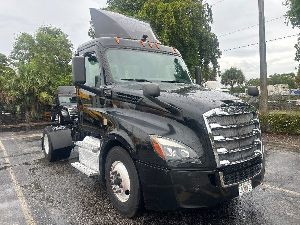 Day Cab Tractor-Heavy Duty Tractors-Freightliner-2019-T12642ST-Medley-FL-114,366\n\t\tmiles-$ 43,250 - Image 1
