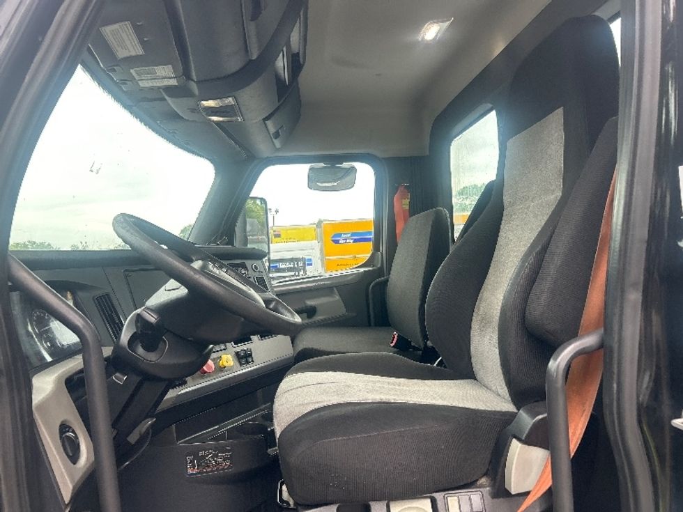 Day Cab Tractor-Heavy Duty Tractors-Freightliner-2019-T12642ST-Medley-FL-114,366\n\t\tmiles-$ 43,250 - Image 10