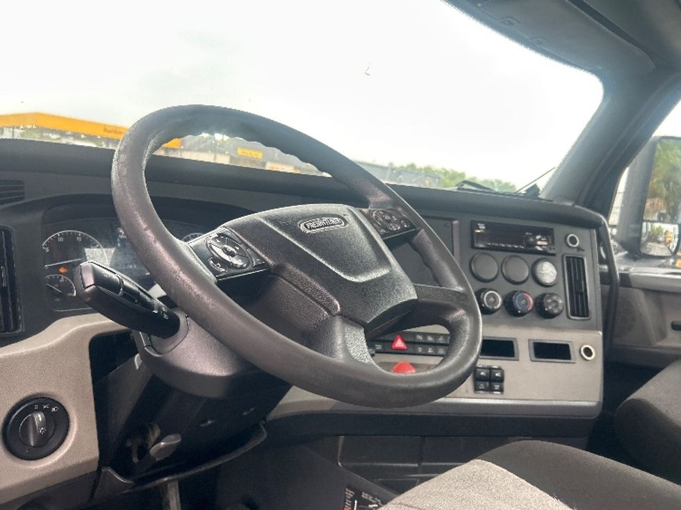 Day Cab Tractor-Heavy Duty Tractors-Freightliner-2019-T12642ST-Medley-FL-114,366\n\t\tmiles-$ 43,250 - Image 11