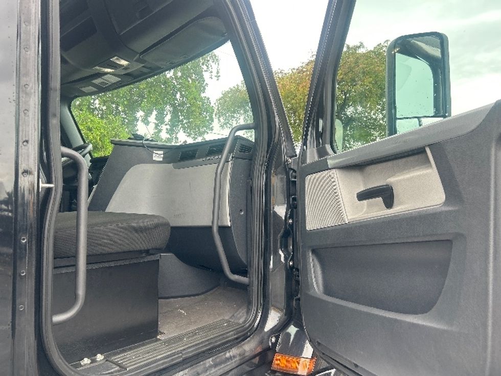 Day Cab Tractor-Heavy Duty Tractors-Freightliner-2019-T12642ST-Medley-FL-114,366\n\t\tmiles-$ 43,250 - Image 12