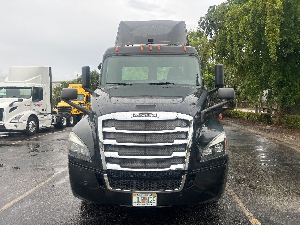 Day Cab Tractor-Heavy Duty Tractors-Freightliner-2019-T12642ST-Medley-FL-114,366\n\t\tmiles-$ 43,250 - Image 2
