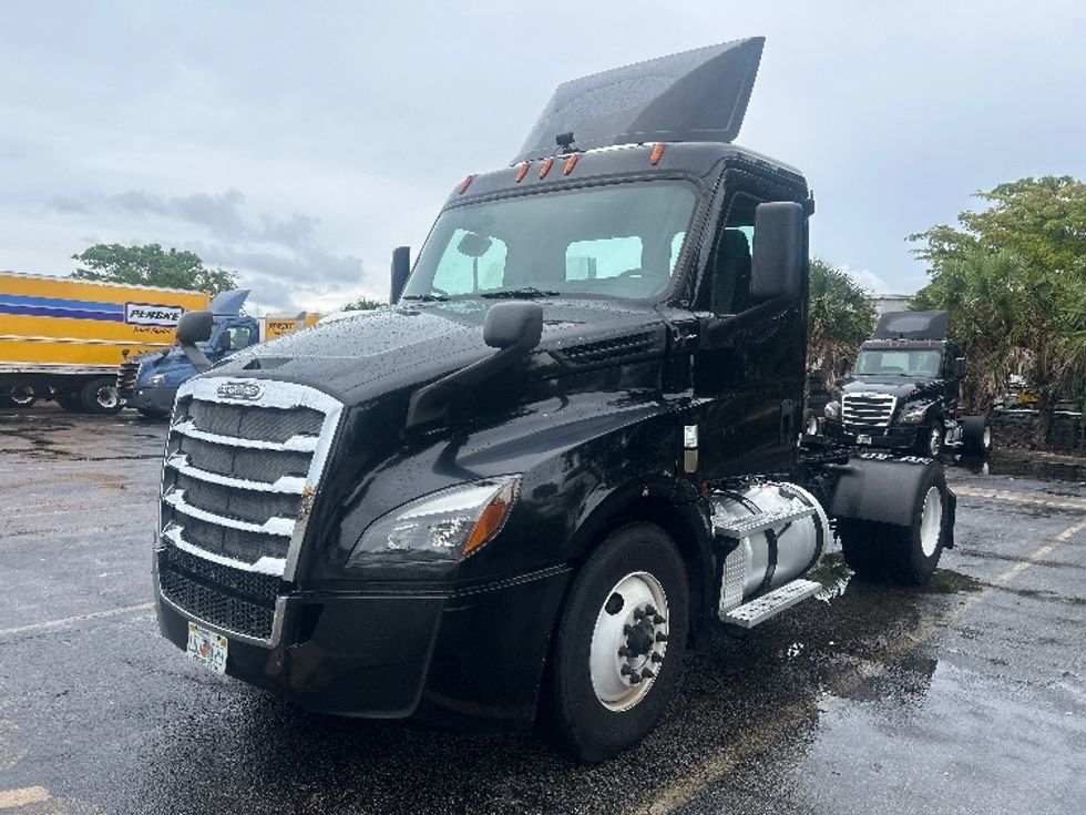 Day Cab Tractor-Heavy Duty Tractors-Freightliner-2019-T12642ST-Medley-FL-114,366\n\t\tmiles-$ 43,250 - Image 3