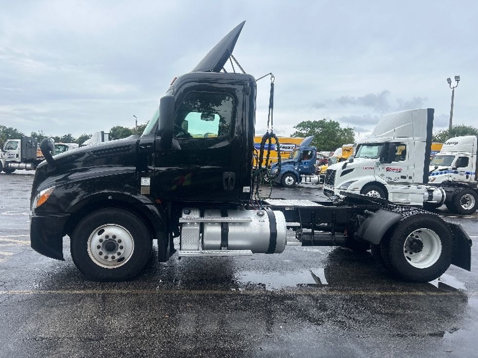 Day Cab Tractor-Heavy Duty Tractors-Freightliner-2019-T12642ST-Medley-FL-114,366\n\t\tmiles-$ 43,250 - Image 4