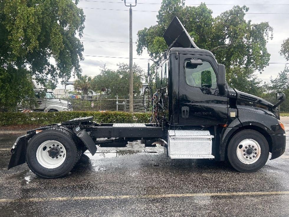 Day Cab Tractor-Heavy Duty Tractors-Freightliner-2019-T12642ST-Medley-FL-114,366\n\t\tmiles-$ 43,250 - Image 8