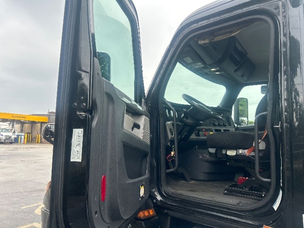 Day Cab Tractor-Heavy Duty Tractors-Freightliner-2019-T12642ST-Medley-FL-114,366\n\t\tmiles-$ 43,250 - Image 9