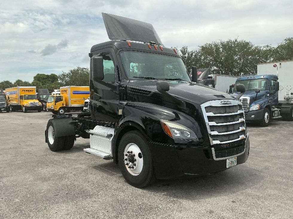 Day Cab Tractor-Heavy Duty Tractors-Freightliner-2019-T12642ST-Medley-FL-120,972\n\t\tmiles-$ 54,250 - Image 1