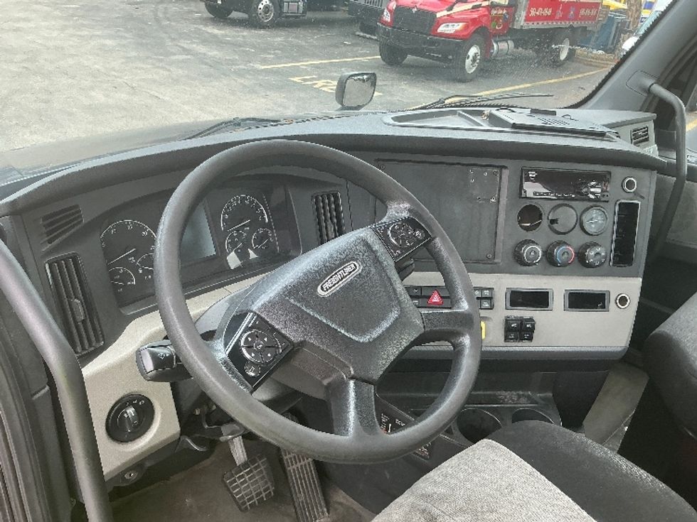 Day Cab Tractor-Heavy Duty Tractors-Freightliner-2019-T12642ST-Medley-FL-120,972\n\t\tmiles-$ 54,250 - Image 10