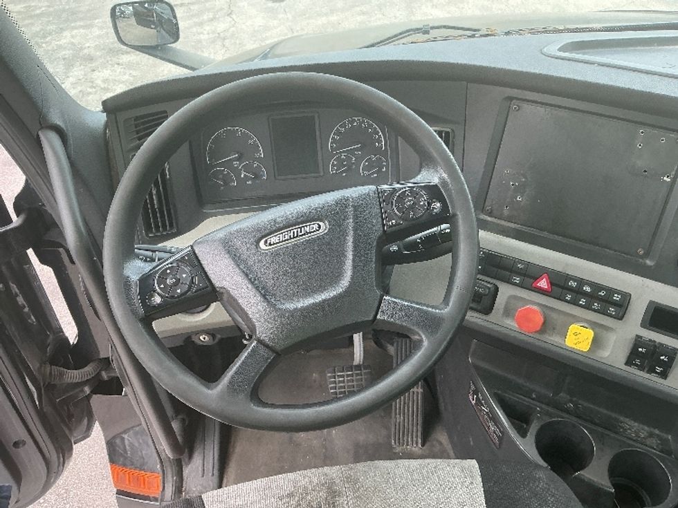 Day Cab Tractor-Heavy Duty Tractors-Freightliner-2019-T12642ST-Medley-FL-120,972\n\t\tmiles-$ 54,250 - Image 11