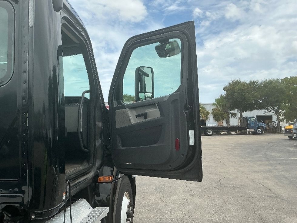 Day Cab Tractor-Heavy Duty Tractors-Freightliner-2019-T12642ST-Medley-FL-120,972\n\t\tmiles-$ 54,250 - Image 12