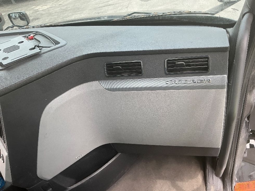 Day Cab Tractor-Heavy Duty Tractors-Freightliner-2019-T12642ST-Medley-FL-120,972\n\t\tmiles-$ 54,250 - Image 13