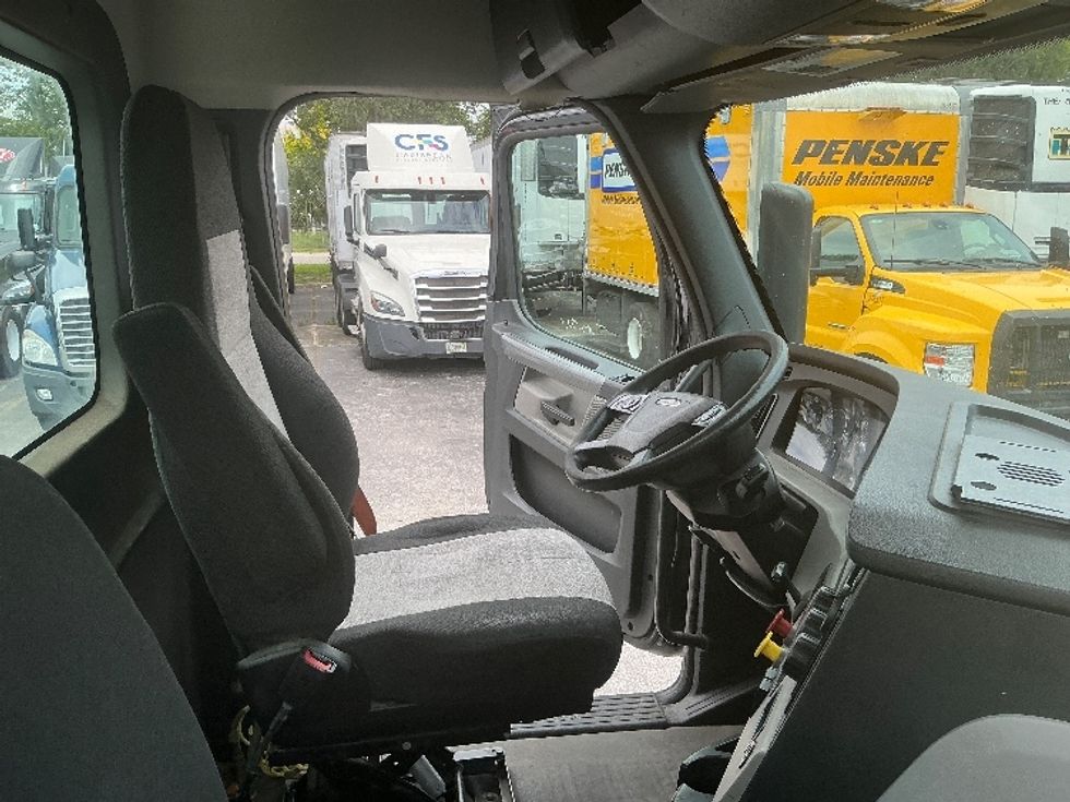 Day Cab Tractor-Heavy Duty Tractors-Freightliner-2019-T12642ST-Medley-FL-120,972\n\t\tmiles-$ 54,250 - Image 14