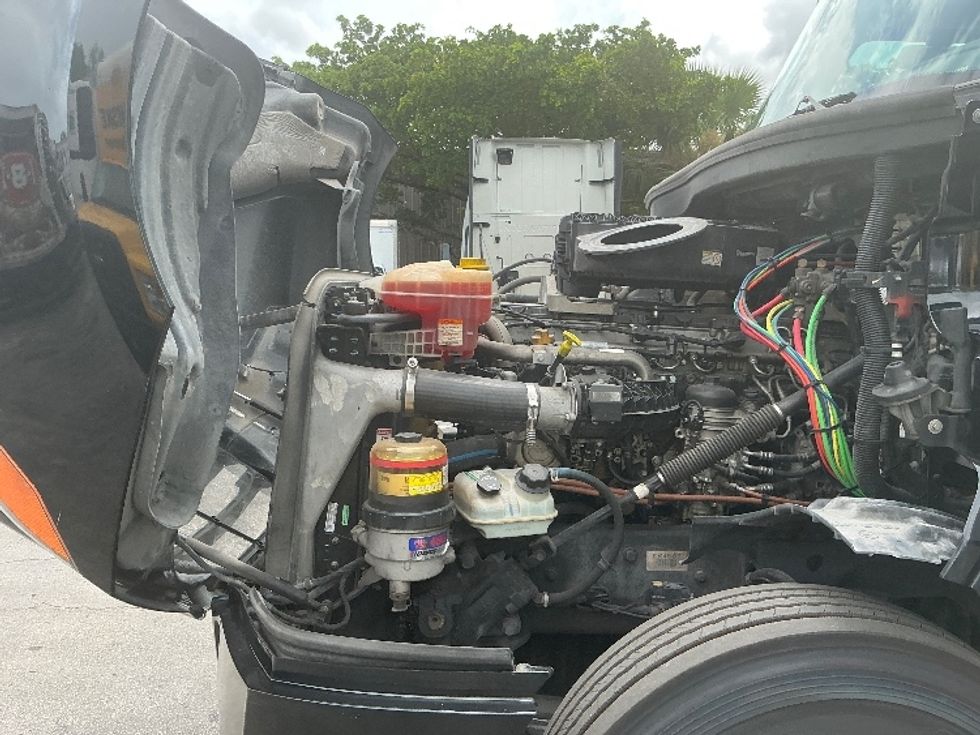 Day Cab Tractor-Heavy Duty Tractors-Freightliner-2019-T12642ST-Medley-FL-120,972\n\t\tmiles-$ 54,250 - Image 16