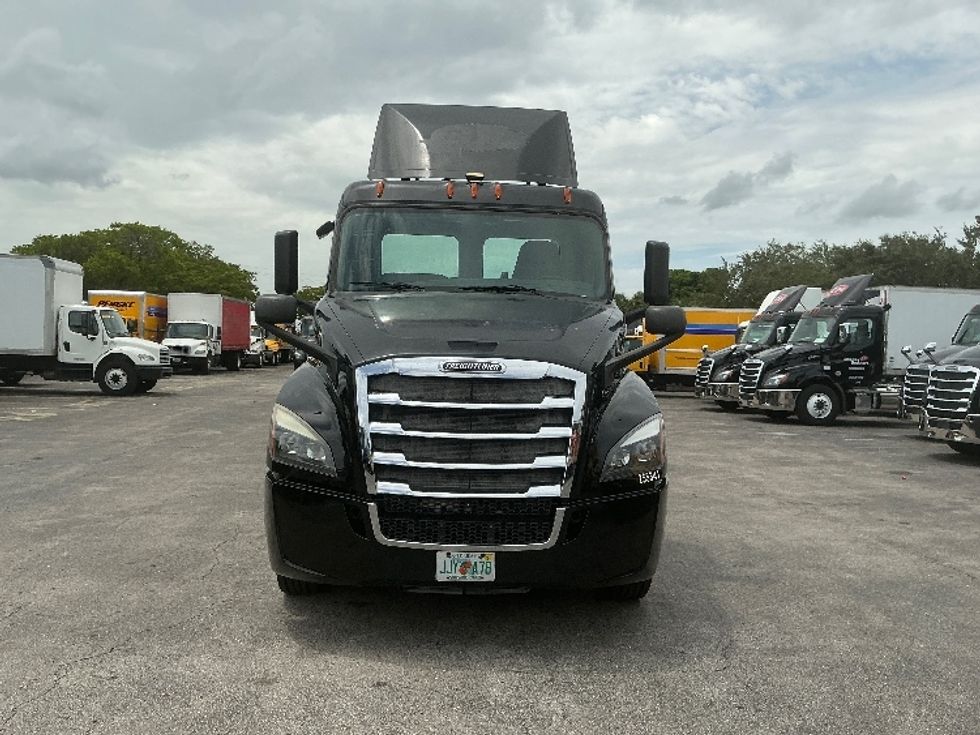 Day Cab Tractor-Heavy Duty Tractors-Freightliner-2019-T12642ST-Medley-FL-120,972\n\t\tmiles-$ 54,250 - Image 2