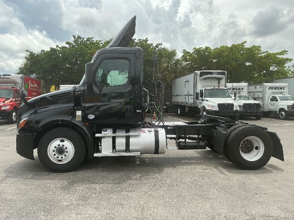 Day Cab Tractor-Heavy Duty Tractors-Freightliner-2019-T12642ST-Medley-FL-120,972\n\t\tmiles-$ 54,250 - Image 4