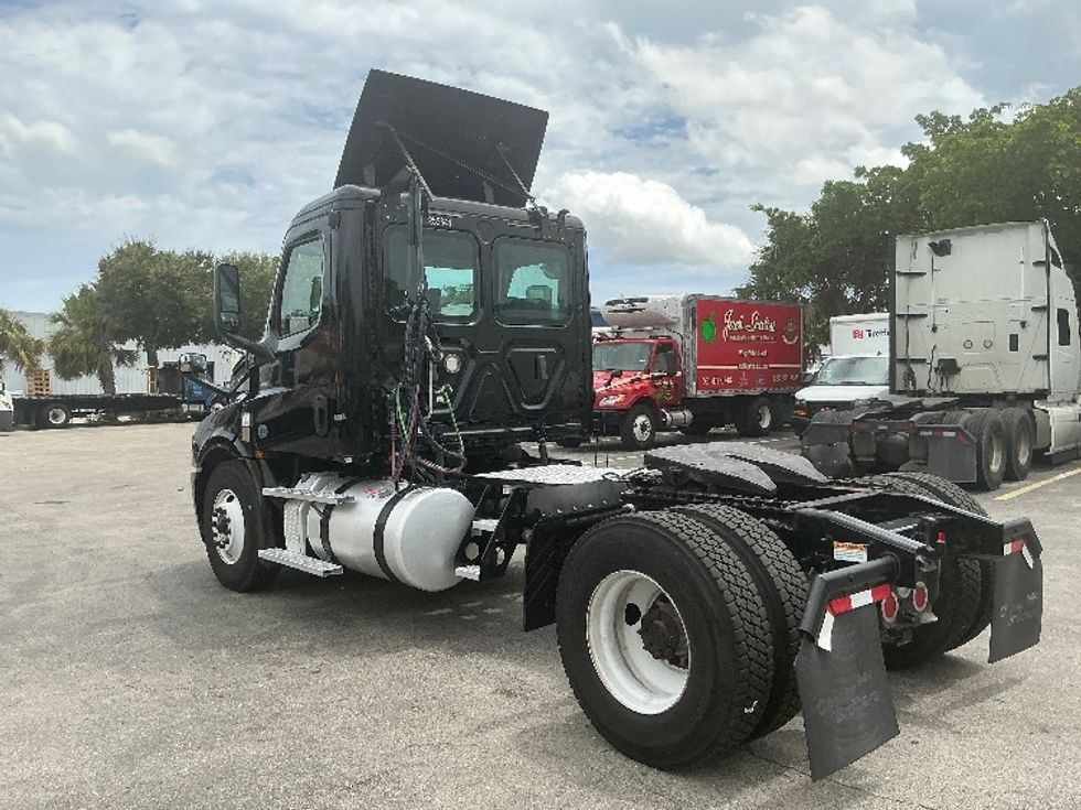 Day Cab Tractor-Heavy Duty Tractors-Freightliner-2019-T12642ST-Medley-FL-120,972\n\t\tmiles-$ 54,250 - Image 5