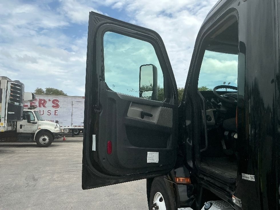 Day Cab Tractor-Heavy Duty Tractors-Freightliner-2019-T12642ST-Medley-FL-120,972\n\t\tmiles-$ 54,250 - Image 9