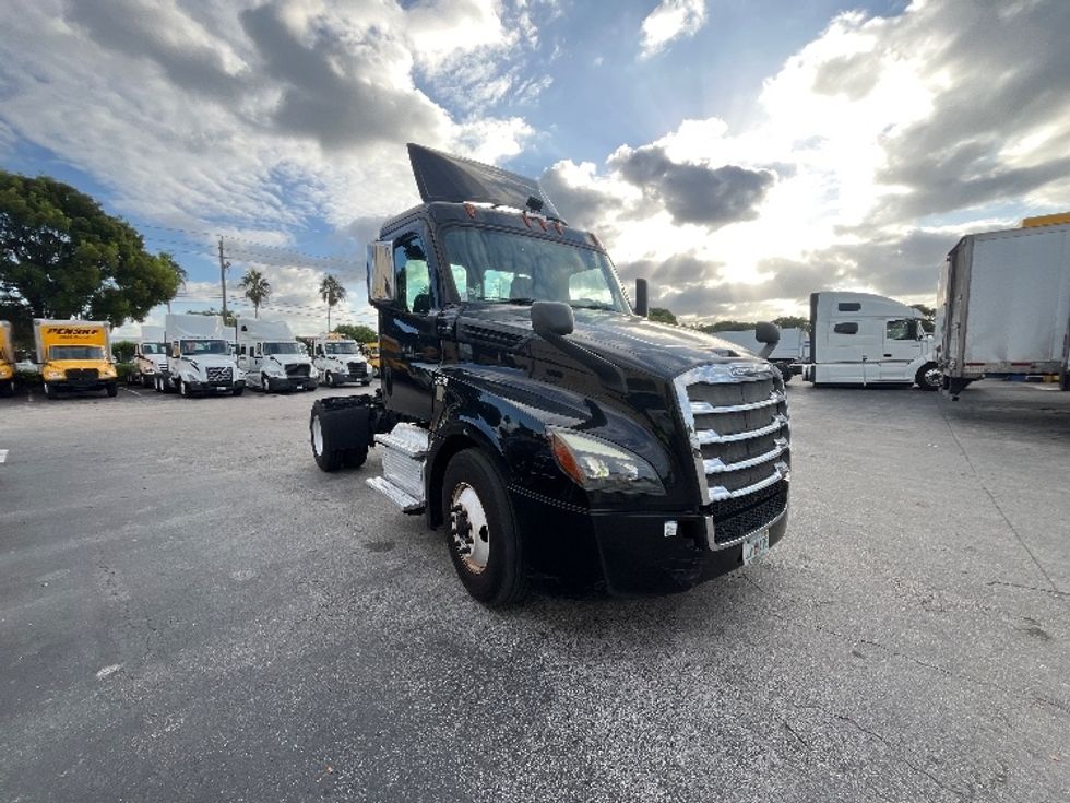 Day Cab Tractor-Heavy Duty Tractors-Freightliner-2019-T12642ST-Medley-FL-121,212\n\t\tmiles-$ 50,250 - Image 1