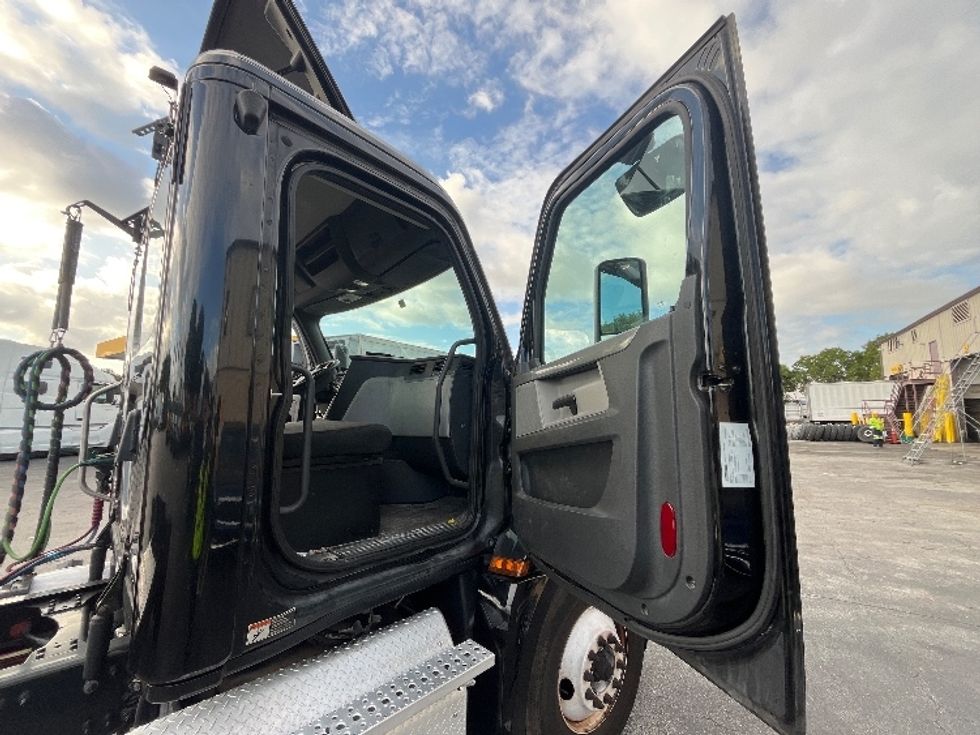 Day Cab Tractor-Heavy Duty Tractors-Freightliner-2019-T12642ST-Medley-FL-121,212\n\t\tmiles-$ 50,250 - Image 12