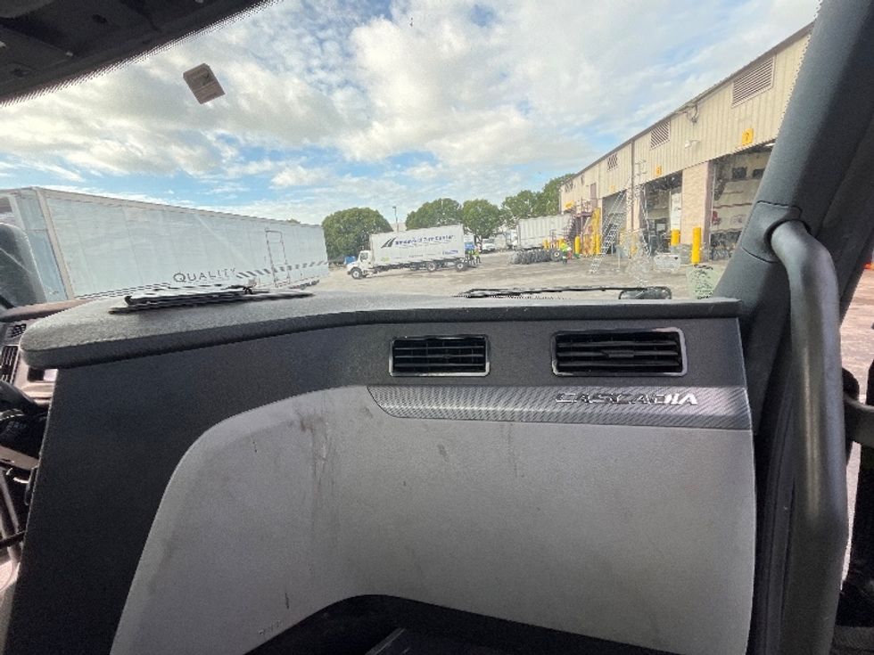 Day Cab Tractor-Heavy Duty Tractors-Freightliner-2019-T12642ST-Medley-FL-121,212\n\t\tmiles-$ 50,250 - Image 13