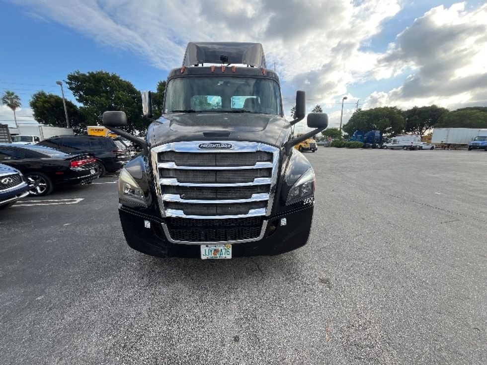 Day Cab Tractor-Heavy Duty Tractors-Freightliner-2019-T12642ST-Medley-FL-121,212\n\t\tmiles-$ 50,250 - Image 2