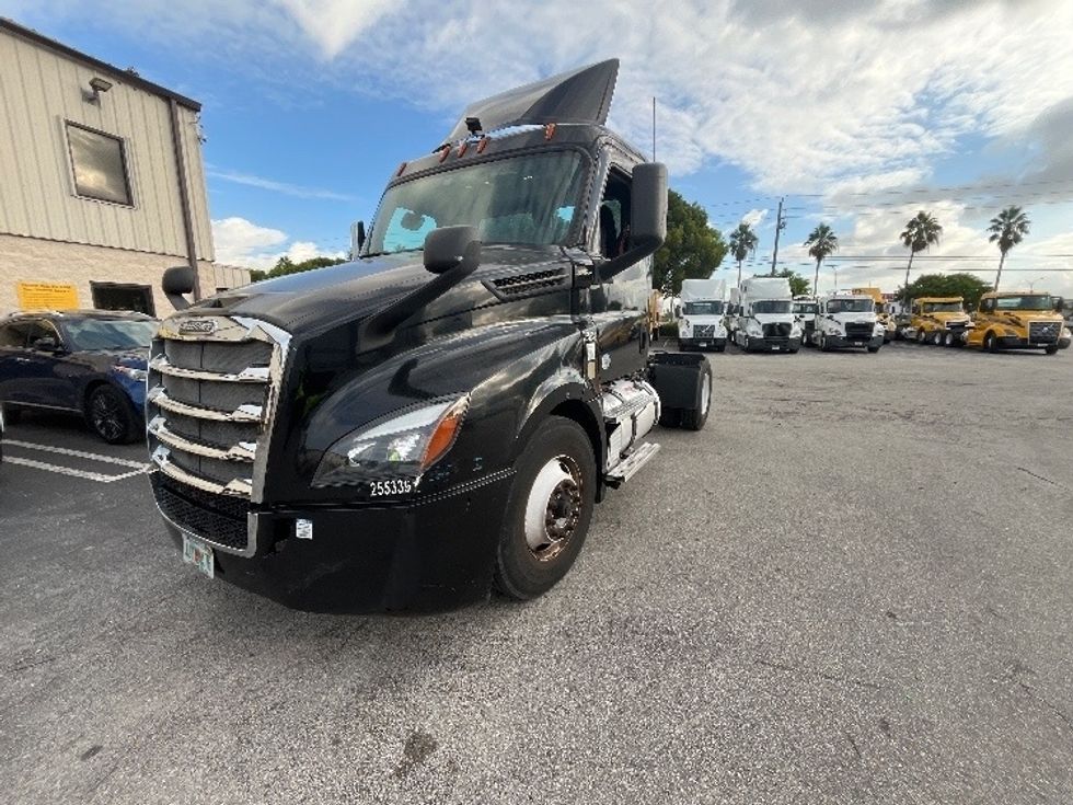Day Cab Tractor-Heavy Duty Tractors-Freightliner-2019-T12642ST-Medley-FL-121,212\n\t\tmiles-$ 50,250 - Image 3