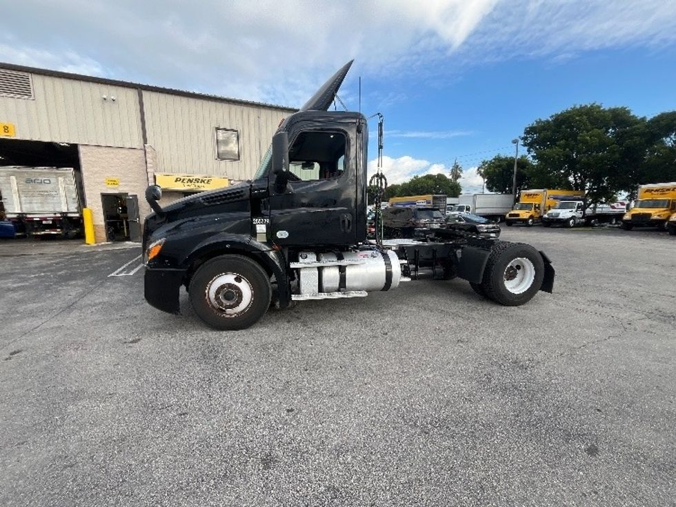Day Cab Tractor-Heavy Duty Tractors-Freightliner-2019-T12642ST-Medley-FL-121,212\n\t\tmiles-$ 50,250 - Image 4