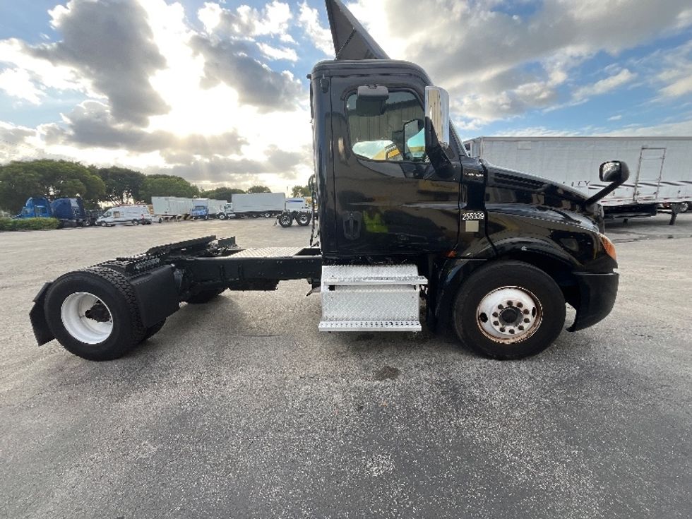 Day Cab Tractor-Heavy Duty Tractors-Freightliner-2019-T12642ST-Medley-FL-121,212\n\t\tmiles-$ 50,250 - Image 8