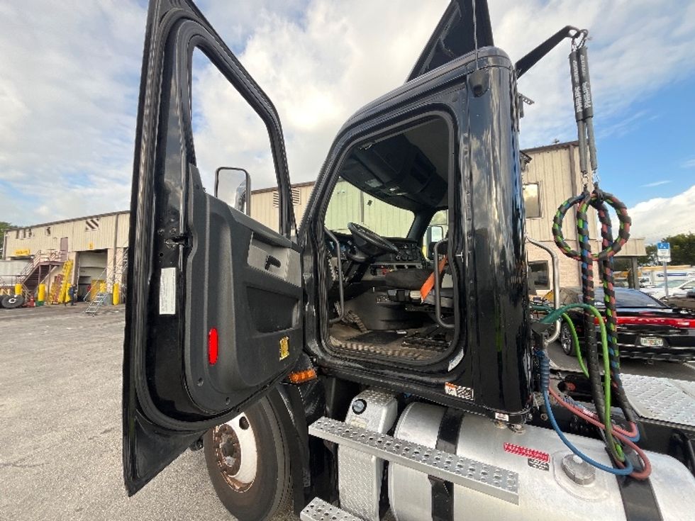 Day Cab Tractor-Heavy Duty Tractors-Freightliner-2019-T12642ST-Medley-FL-121,212\n\t\tmiles-$ 50,250 - Image 9