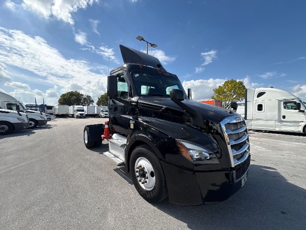 Day Cab Tractor-Heavy Duty Tractors-Freightliner-2019-T12642ST-Medley-FL-128,255\n\t\tmiles-$ 50,250 - Image 1