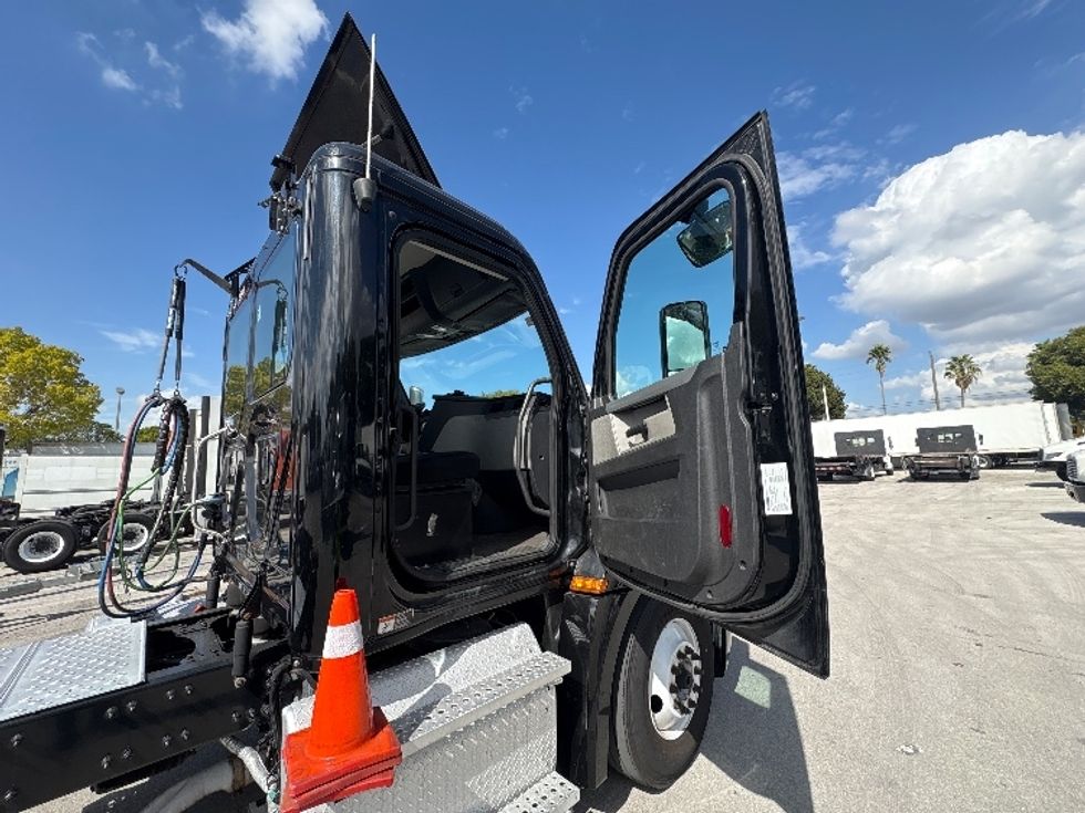 Day Cab Tractor-Heavy Duty Tractors-Freightliner-2019-T12642ST-Medley-FL-128,255\n\t\tmiles-$ 50,250 - Image 12