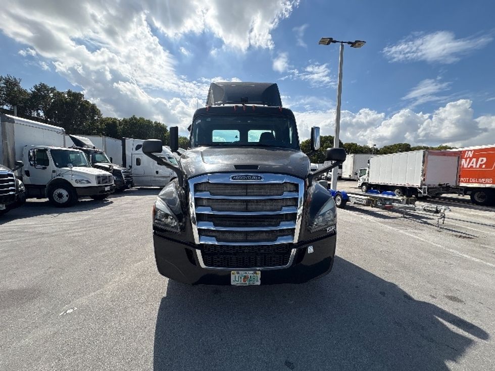 Day Cab Tractor-Heavy Duty Tractors-Freightliner-2019-T12642ST-Medley-FL-128,255\n\t\tmiles-$ 50,250 - Image 2