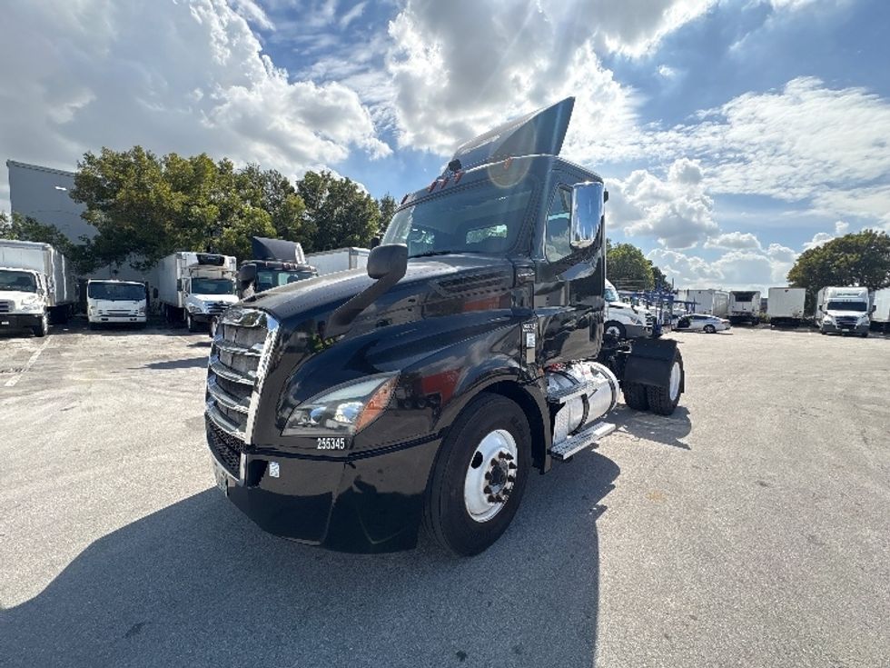 Day Cab Tractor-Heavy Duty Tractors-Freightliner-2019-T12642ST-Medley-FL-128,255\n\t\tmiles-$ 50,250 - Image 3