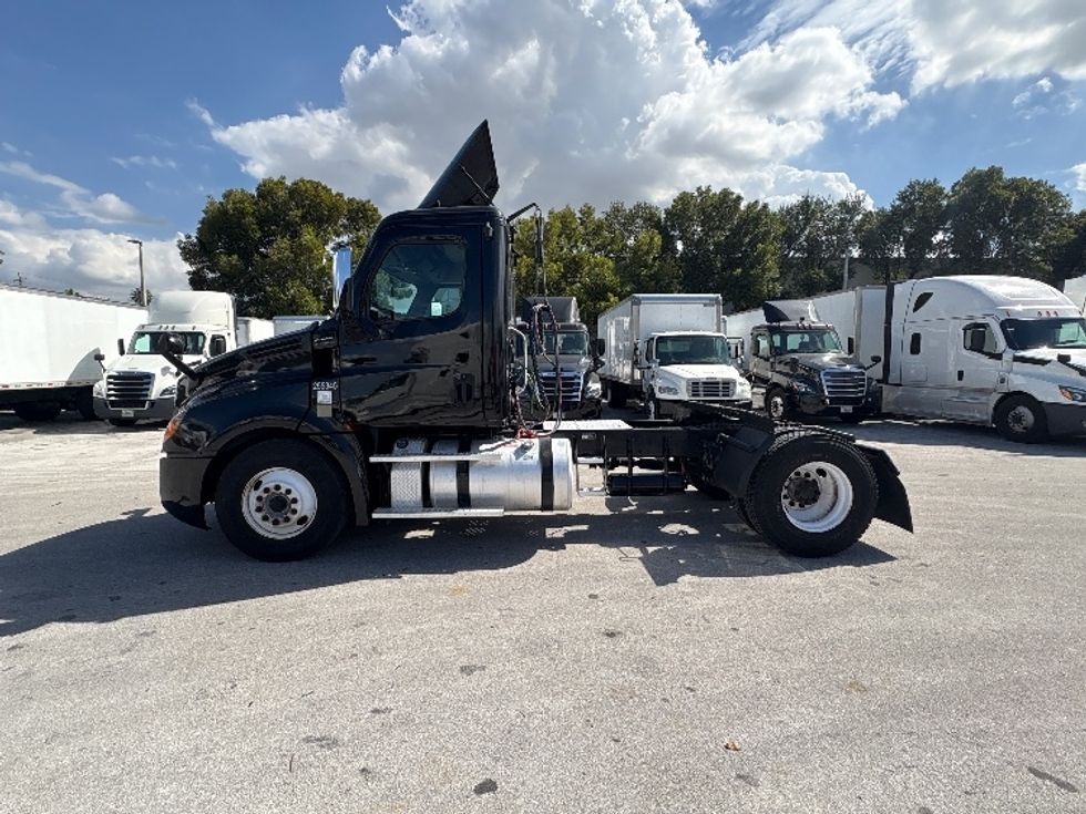 Day Cab Tractor-Heavy Duty Tractors-Freightliner-2019-T12642ST-Medley-FL-128,255\n\t\tmiles-$ 50,250 - Image 4