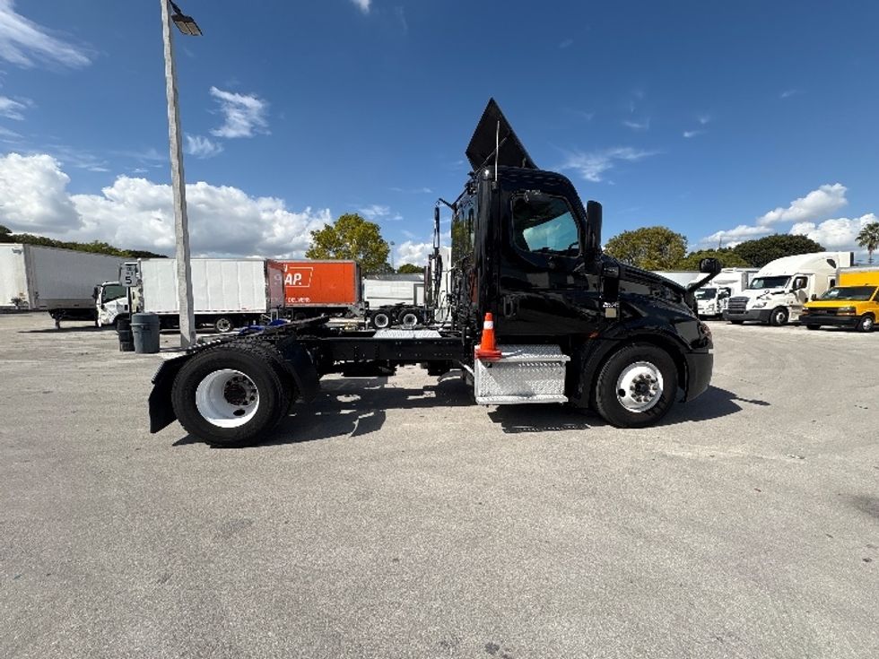 Day Cab Tractor-Heavy Duty Tractors-Freightliner-2019-T12642ST-Medley-FL-128,255\n\t\tmiles-$ 50,250 - Image 8