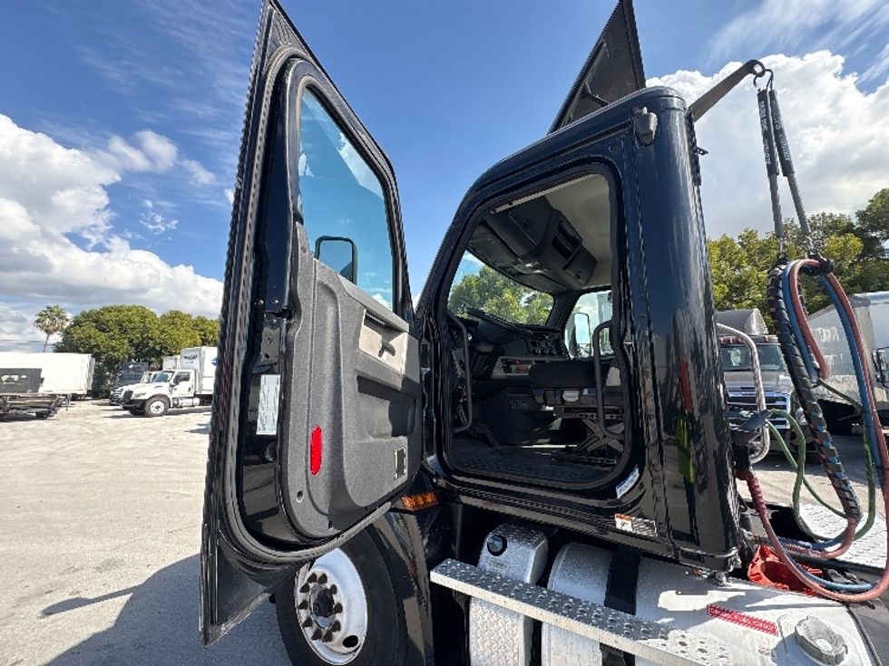 Day Cab Tractor-Heavy Duty Tractors-Freightliner-2019-T12642ST-Medley-FL-128,255\n\t\tmiles-$ 50,250 - Image 9