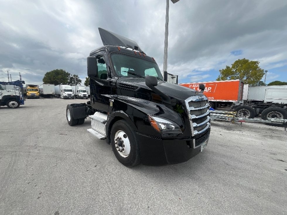 Day Cab Tractor-Heavy Duty Tractors-Freightliner-2019-T12642ST-Medley-FL-135,248\n\t\tmiles-$ 50,250 - Image 1