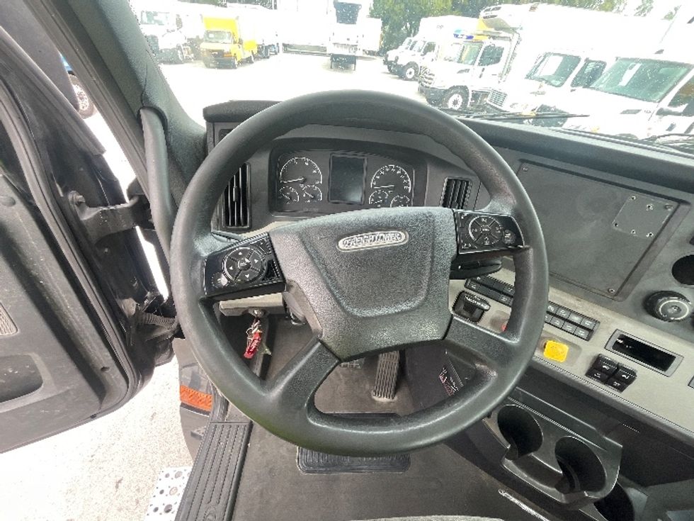 Day Cab Tractor-Heavy Duty Tractors-Freightliner-2019-T12642ST-Medley-FL-135,248\n\t\tmiles-$ 50,250 - Image 11