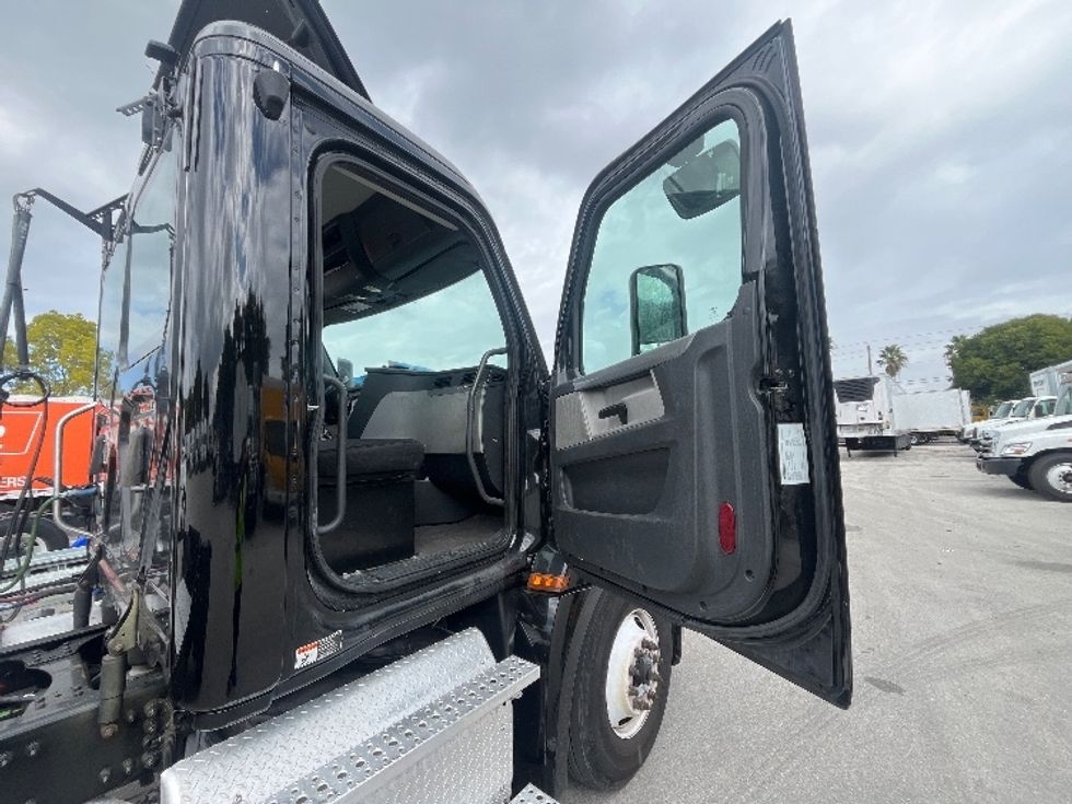 Day Cab Tractor-Heavy Duty Tractors-Freightliner-2019-T12642ST-Medley-FL-135,248\n\t\tmiles-$ 50,250 - Image 12