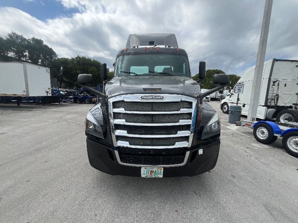 Day Cab Tractor-Heavy Duty Tractors-Freightliner-2019-T12642ST-Medley-FL-135,248\n\t\tmiles-$ 50,250 - Image 2