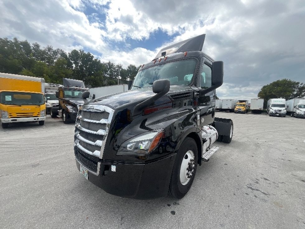 Day Cab Tractor-Heavy Duty Tractors-Freightliner-2019-T12642ST-Medley-FL-135,248\n\t\tmiles-$ 50,250 - Image 3