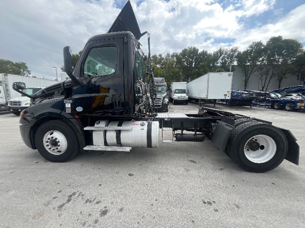 Day Cab Tractor-Heavy Duty Tractors-Freightliner-2019-T12642ST-Medley-FL-135,248\n\t\tmiles-$ 50,250 - Image 4