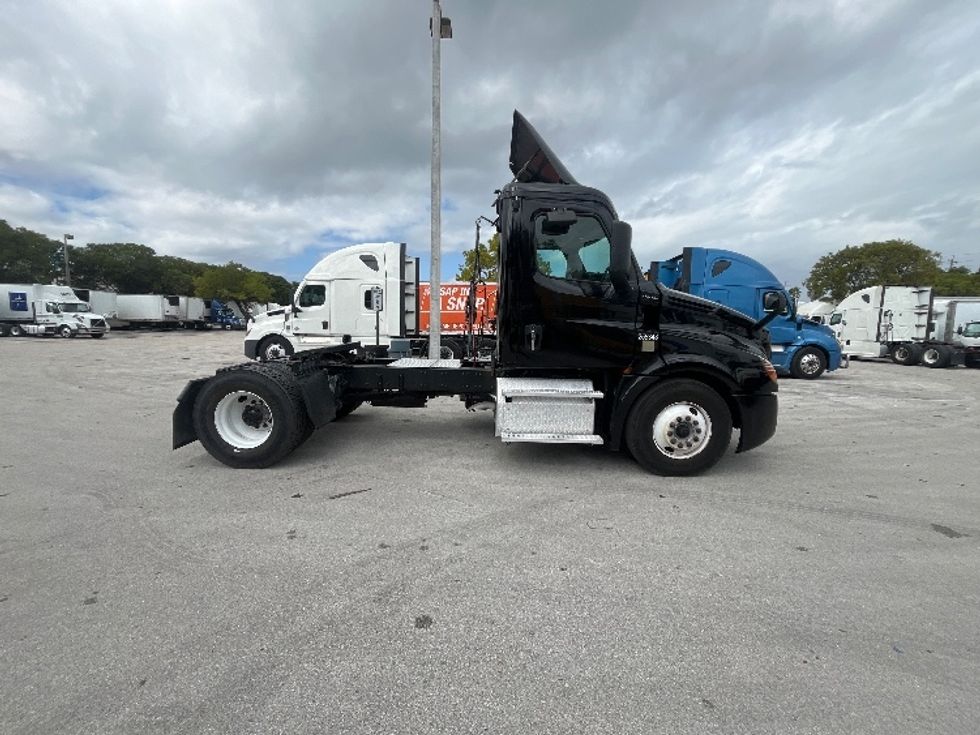 Day Cab Tractor-Heavy Duty Tractors-Freightliner-2019-T12642ST-Medley-FL-135,248\n\t\tmiles-$ 50,250 - Image 8