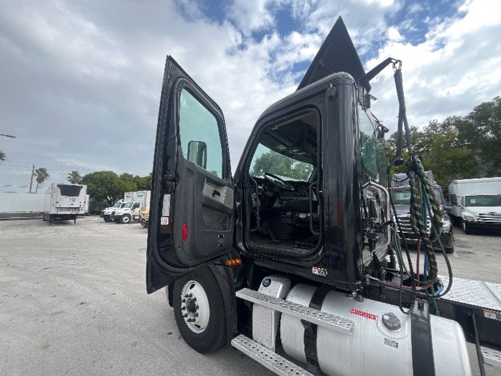 Day Cab Tractor-Heavy Duty Tractors-Freightliner-2019-T12642ST-Medley-FL-135,248\n\t\tmiles-$ 50,250 - Image 9