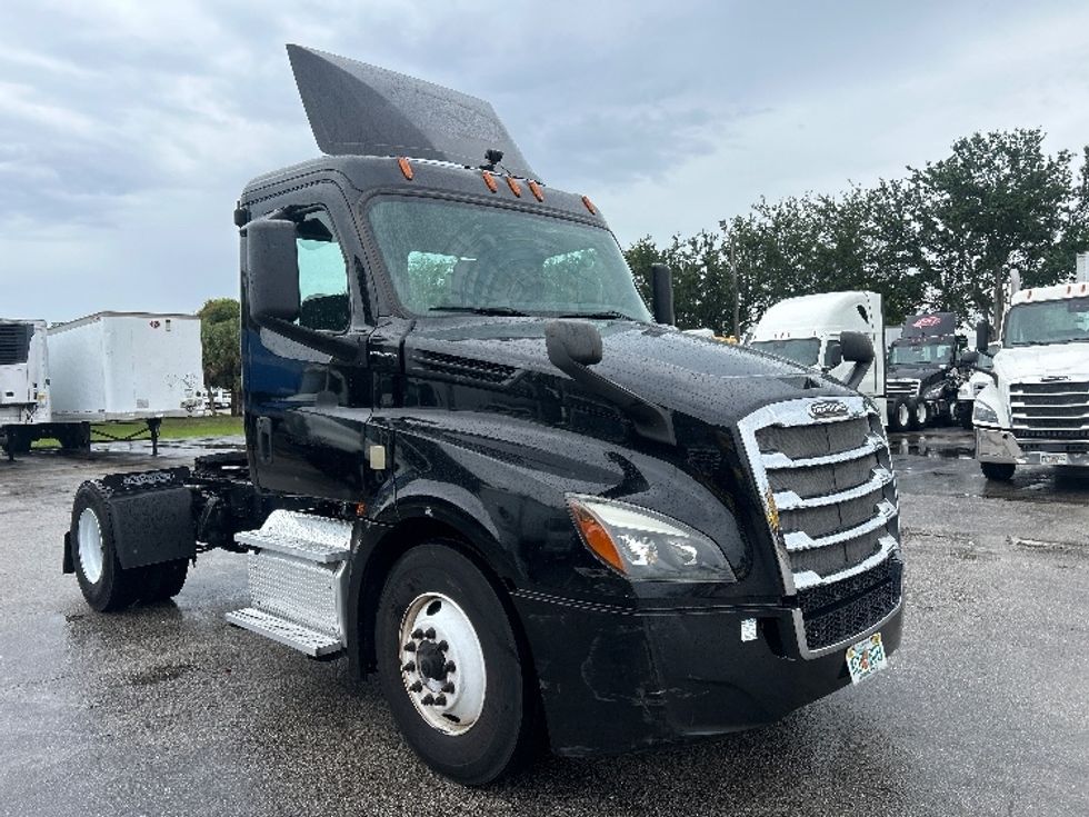 Day Cab Tractor-Heavy Duty Tractors-Freightliner-2019-T12642ST-Medley-FL-138,319\n\t\tmiles-$ 43,250 - Image 1