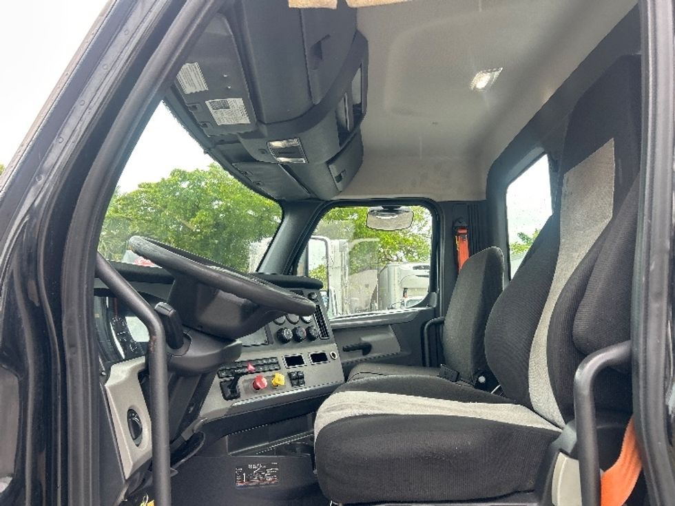 Day Cab Tractor-Heavy Duty Tractors-Freightliner-2019-T12642ST-Medley-FL-138,319\n\t\tmiles-$ 43,250 - Image 10