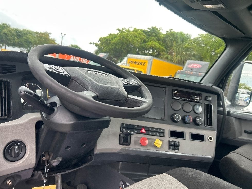 Day Cab Tractor-Heavy Duty Tractors-Freightliner-2019-T12642ST-Medley-FL-138,319\n\t\tmiles-$ 43,250 - Image 11