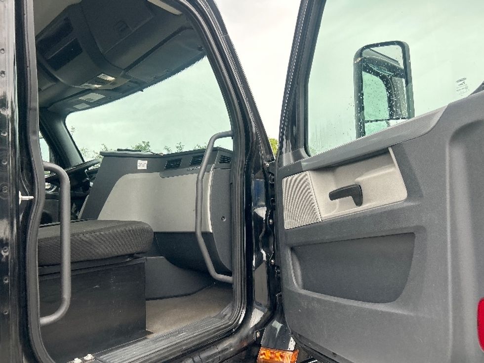 Day Cab Tractor-Heavy Duty Tractors-Freightliner-2019-T12642ST-Medley-FL-138,319\n\t\tmiles-$ 43,250 - Image 12