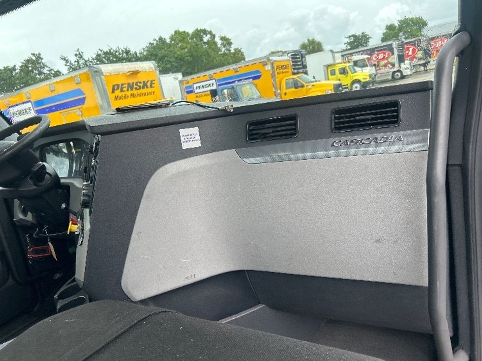 Day Cab Tractor-Heavy Duty Tractors-Freightliner-2019-T12642ST-Medley-FL-138,319\n\t\tmiles-$ 43,250 - Image 13